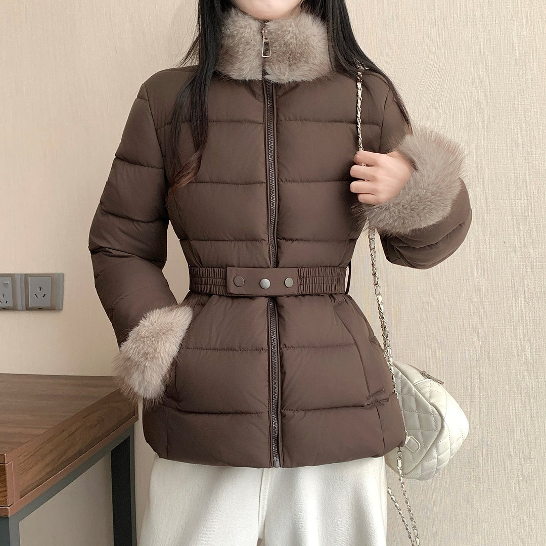 Dam nan skräddad thermal kort jacka med elastic midjebälte, faux fur krage och faux fur muddar