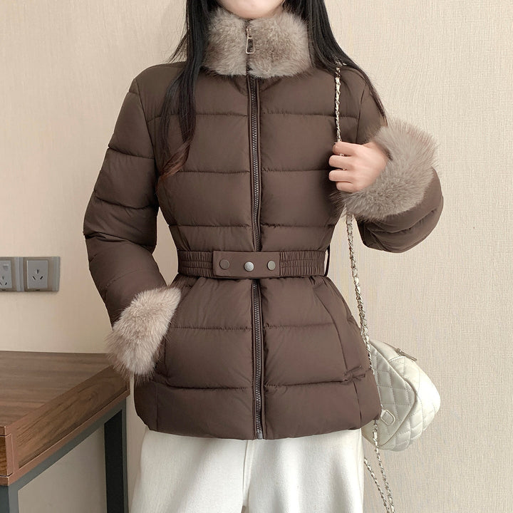 Dam nan skräddad thermal kort jacka med elastic midjebälte, faux fur krage och faux fur muddar