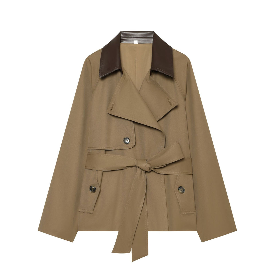 Dam kort-skärning trenchcoat med kontrasterande konstläder krage, double breasted och midjebälte