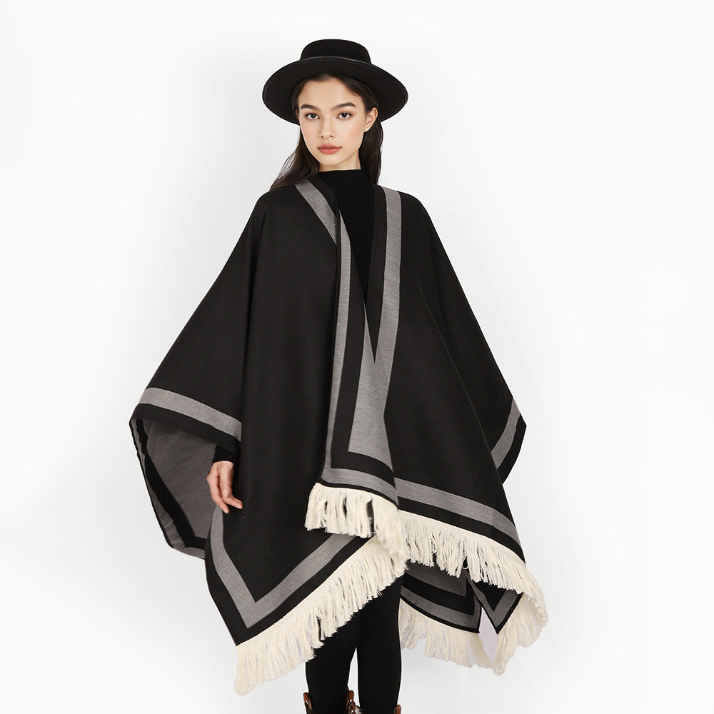 Dam quiltad oversized capeponcho i kimono skärning med kontrast kant och fransfåll