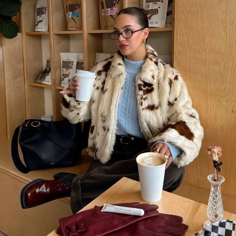 Dam cropped kort jacka tillverkad av teddy faux fur med spots tryck, ståkrage och concealed dragkedja