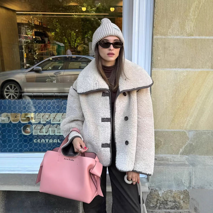 Dam kort oversized lambskin look jacka med bred sjalkrage och decorative piping finishes