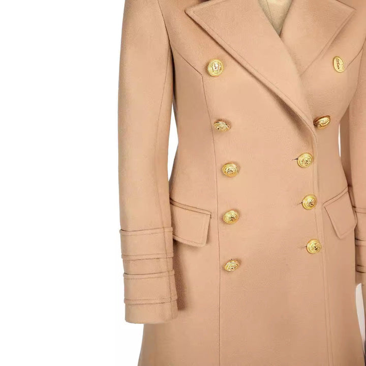 Dam kort kappa in blazer dress stil med structured waistline och golden dekorativ knappar