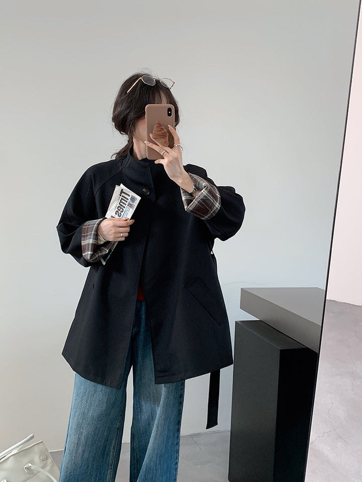 Dam kort parka-stil jacka med midjebälte och checked ärm foder