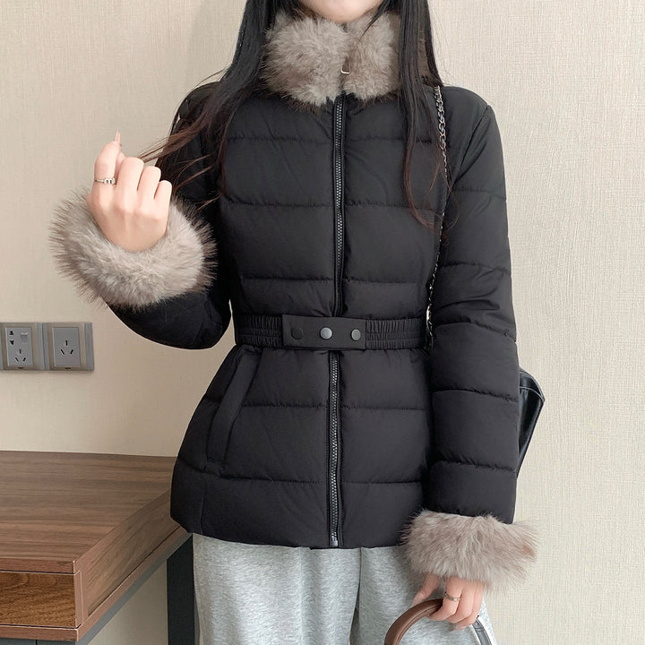 Dam nan skräddad thermal kort jacka med elastic midjebälte, faux fur krage och faux fur muddar