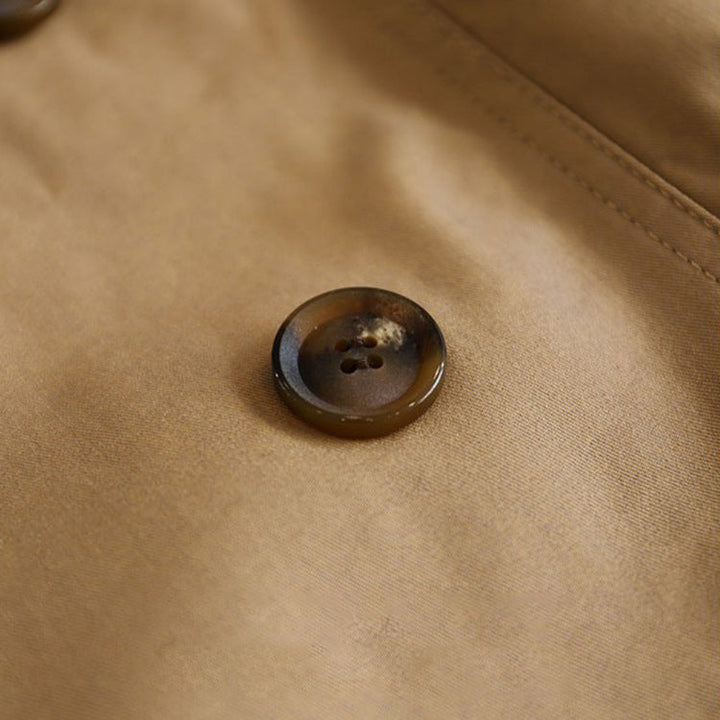 Dam kort trenchcoat med midjebälte och shoulder flaps