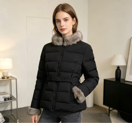 Dam kort skräddad vinter kviltad jacka med removable faux fur krage, tonal midja straps och dold två-way dragkedja