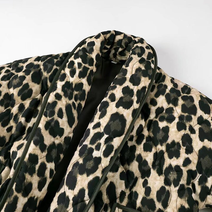 Dam kort jacka med leopard tryck, boxy silhuett och shawl krage