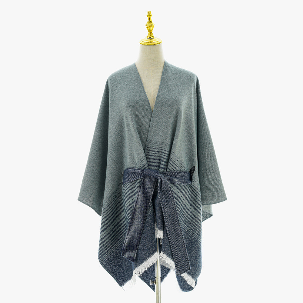 Dam wrap poncho tillverkad av fine stickad med tie bälte och fringed fåll