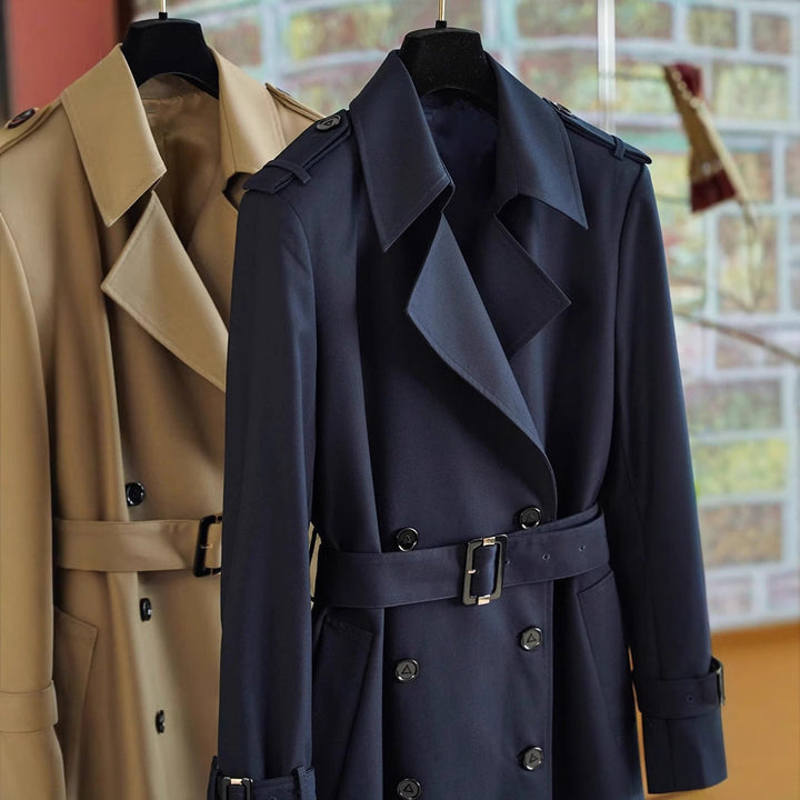 Dam elegant och modern trenchcoat