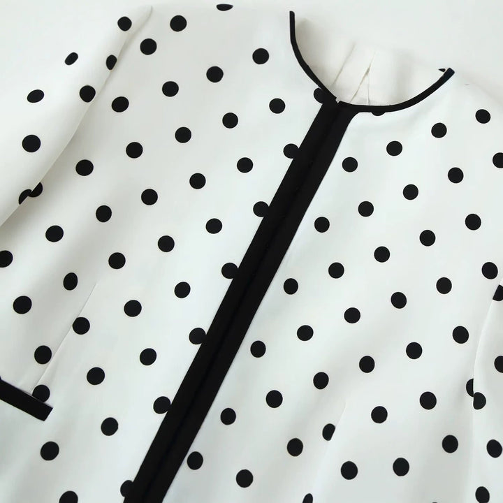 Dam Kort Övergångsjacka i Prickig Prick Design med Round Neckline och Contrasted Kant Processing