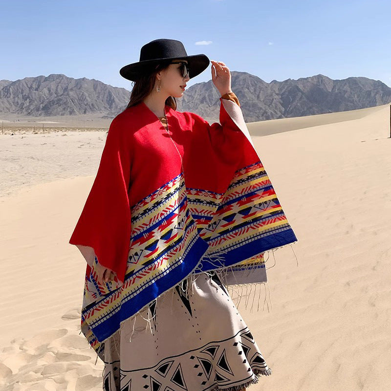 Dam Oversize Reversible poncho tillverkad av ullblandning med Ethno Jacquard och fransfåll