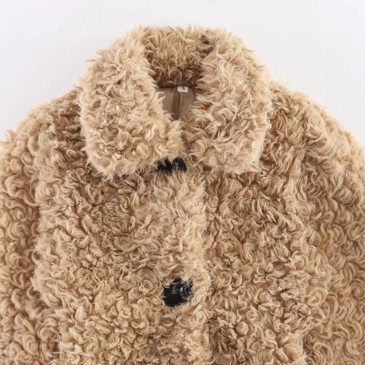 Dam kort boucle teddy jacka med curly woven texture, skjortkrage, och button closure