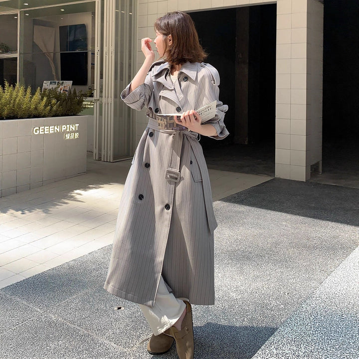 Dam elegant Maxi lång Pinstripe trench med Shoulder Pads och Gathered ärmar