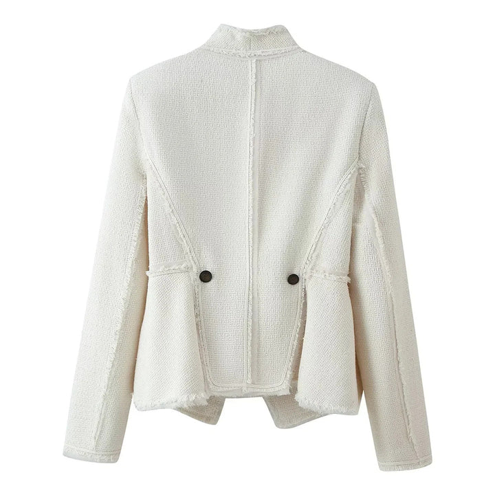 Dam figursydd bouclé jacka med ståkrage, decorative strap, och subtle fringes