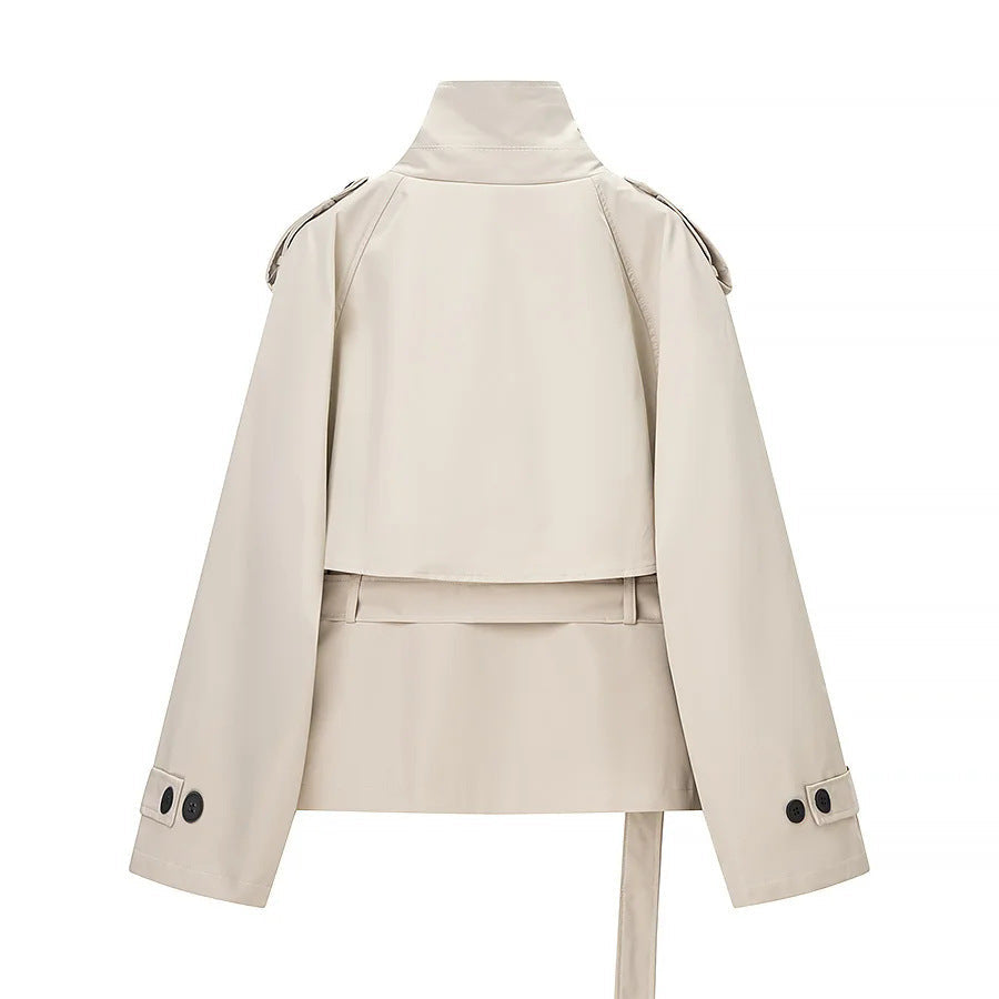 Dam kort trenchcoat med ståkrage, axel flaps och midjebälte