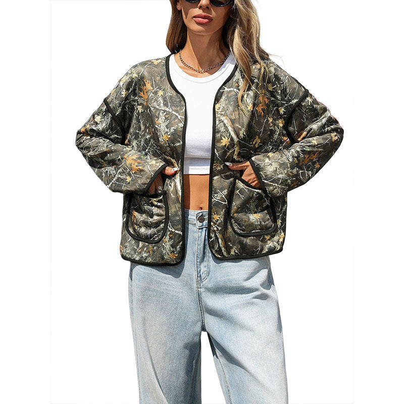 Dam Lightly Quiltad Kamouflage Jacka med Round Neck, Contrast Piping och Utanpåfickor