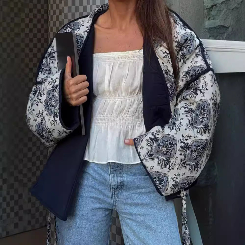 Dam kviltad Kimono jacka med Ornamental Jacquard look och kontrasterande Piping