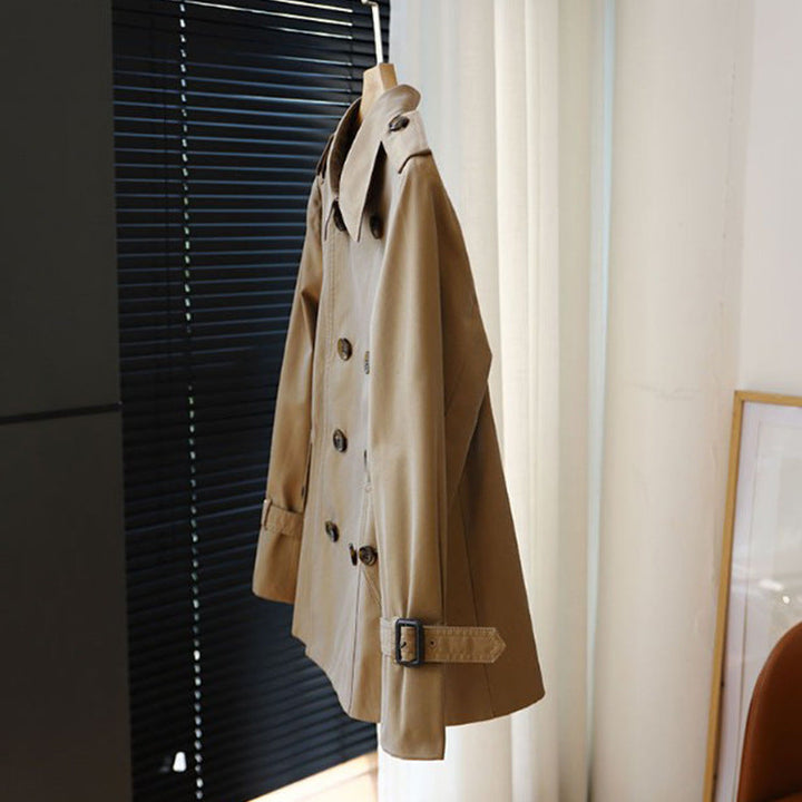 Dam kort trenchcoat med midjebälte och shoulder flaps