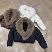 Dam kort kviltad kort pufferjacka med voluminous faux fur krage