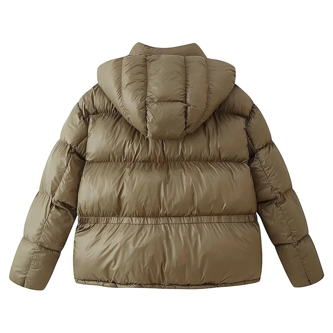 Dam vadderad quiltad jacka med detachable huva, hög krage och stor flap fickor