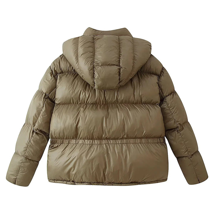 Dam vadderad quiltad jacka med detachable huva, hög krage och stor flap fickor