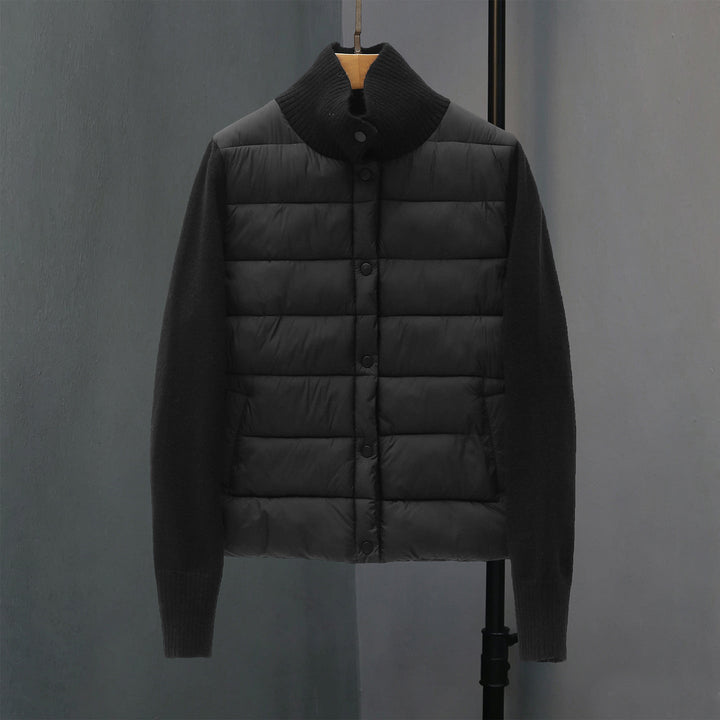Dam quiltad hybrid jacka med vadderad front, fine stickad ärmar, och high ribbed krage