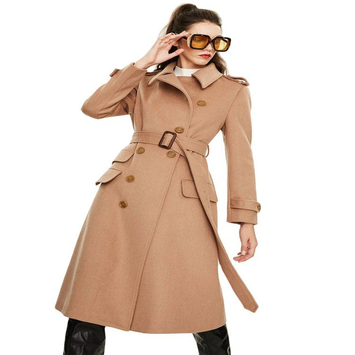 Dam figurnära A-line trenchcoat gjord ull-cashmere blend med midjebälte och flap
