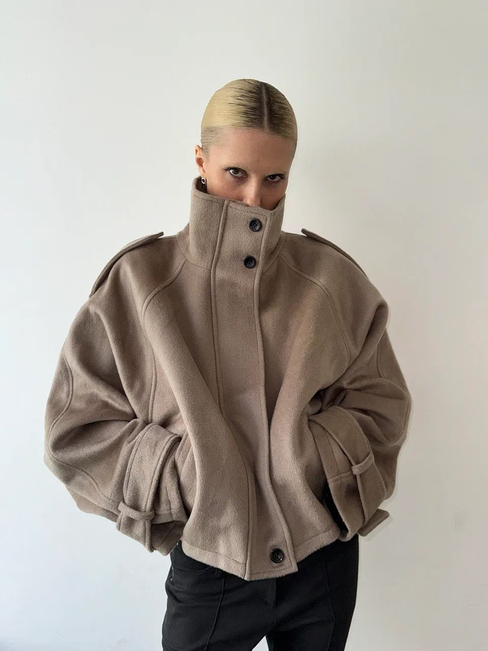 Dam kort skärning oversize ull jacka med hög ståkrage, shoulder flaps och justerbar ärm straps