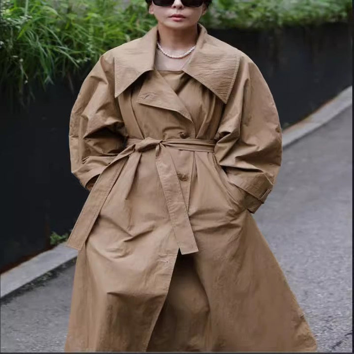 Dam Voluminous trenchcoat i Oversize look med bred Waterfall krage och Waist Tie bälte