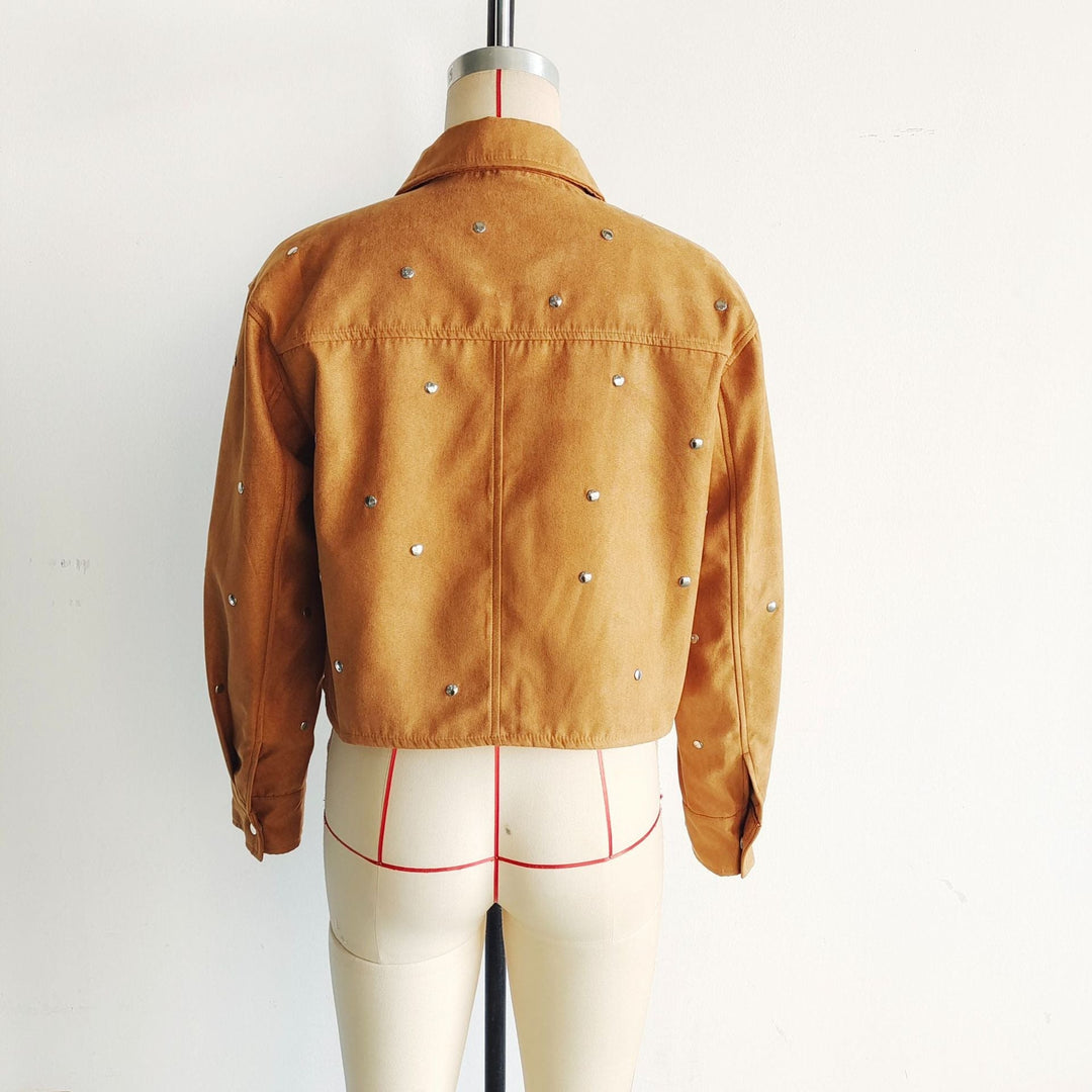 Dam kort-skärning studded jacka tillverkad av mocka imitation med skjortkrage och concealed breast placket