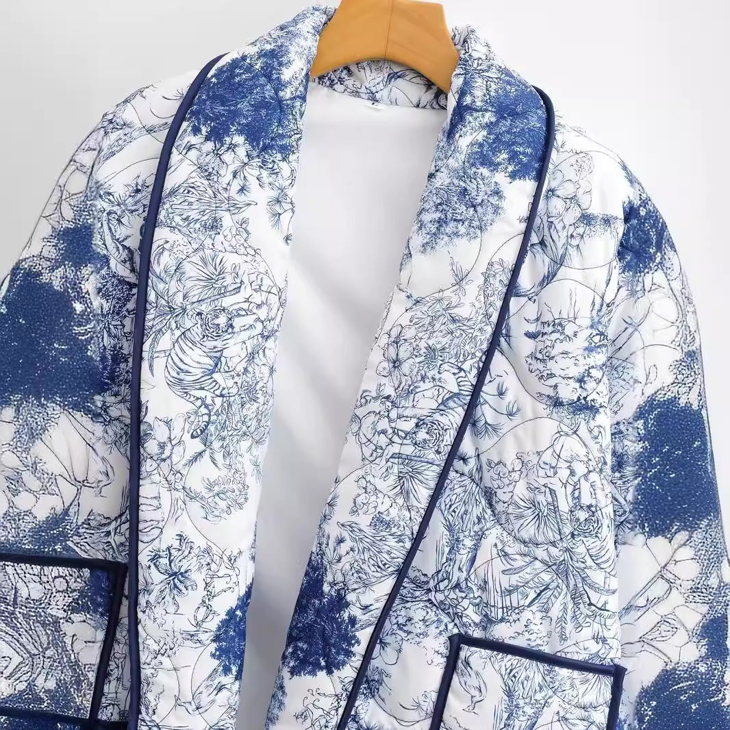 Dam lätt quiltad kort jacka i kimono stil med bred sjalkrage, kontrast piping, och påsydda fickor