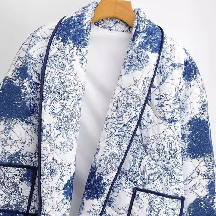 Dam lätt quiltad kort jacka i kimono stil med bred sjalkrage, kontrast piping, och påsydda fickor