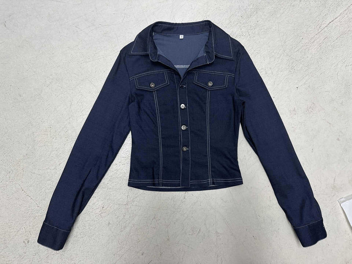 Dam figurnära jeansjacka med striking kontrast seams, bröstfickor, och figure-flattering skärning