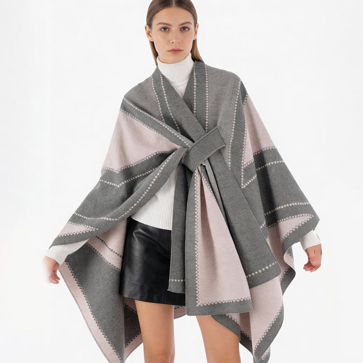 Dam Oversize Cape tillverkad av Jacquard stickad med tie loop