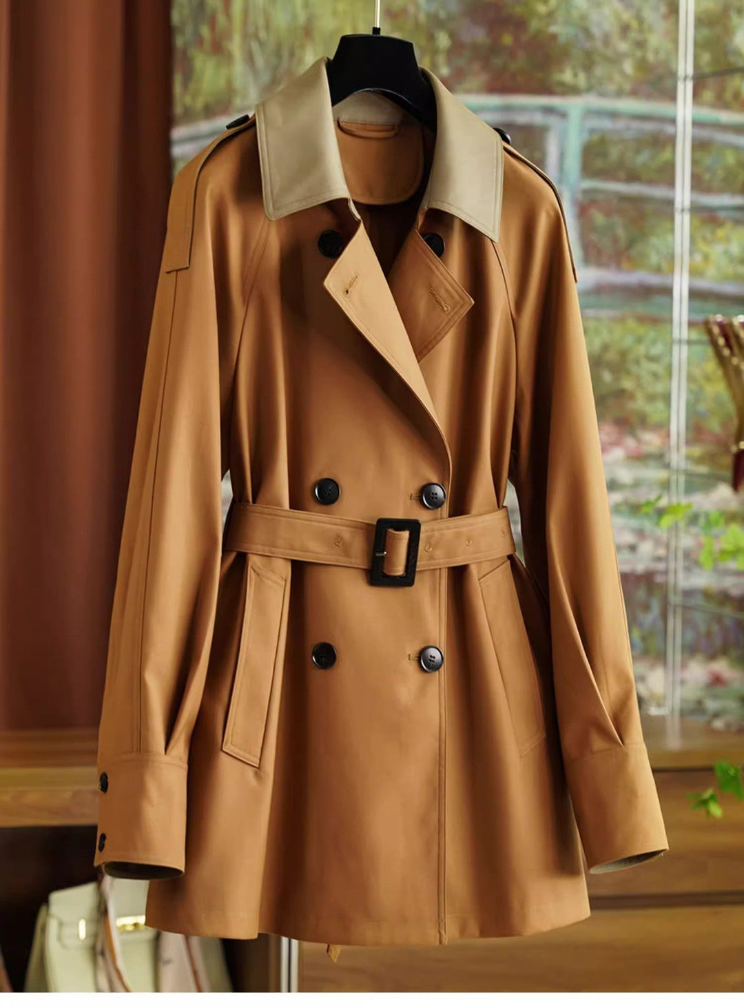 Dam elegantly skräddad trenchcoat med a belted midja