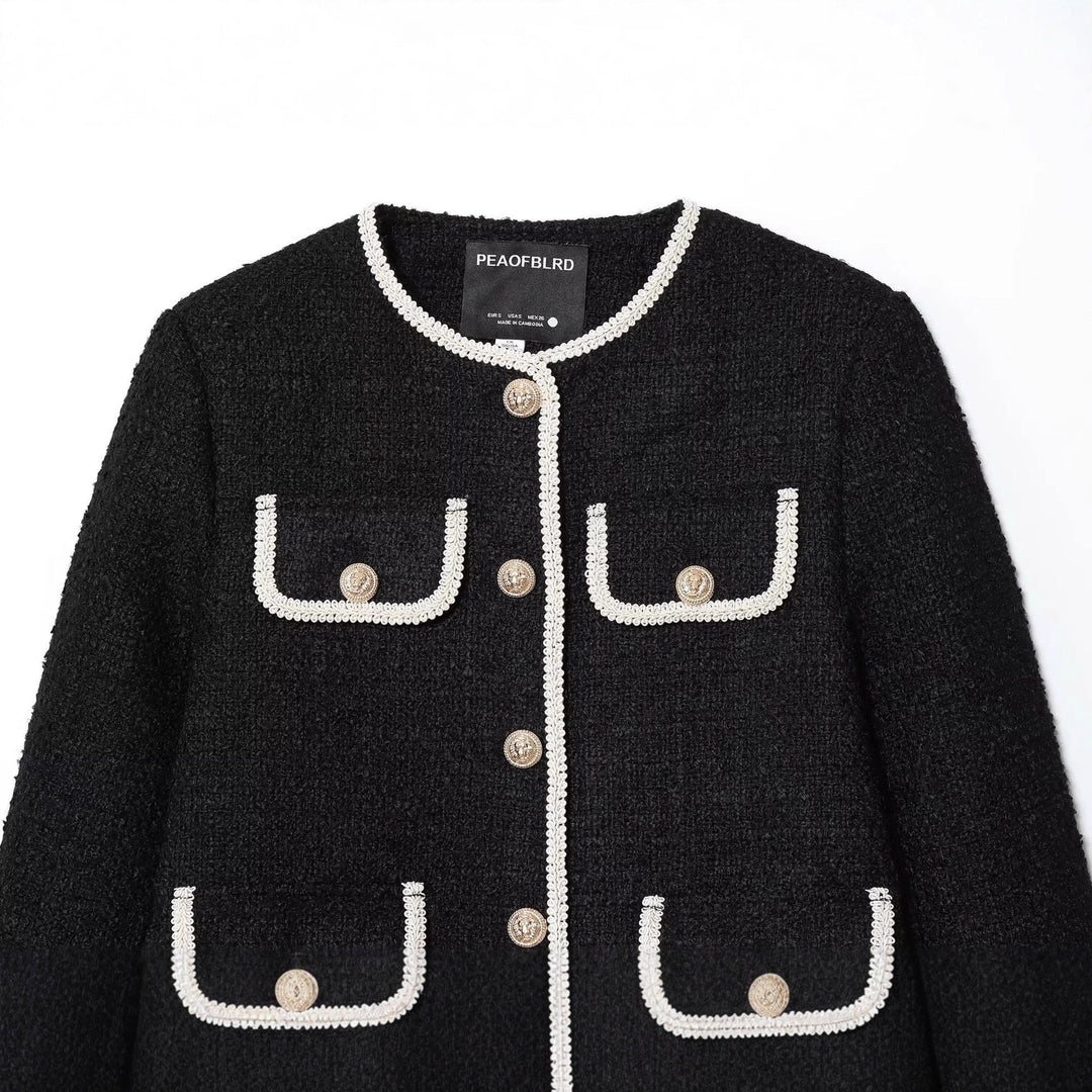 Dam klassisk Boucle jacka med kontrasterande piping och decorative knappar