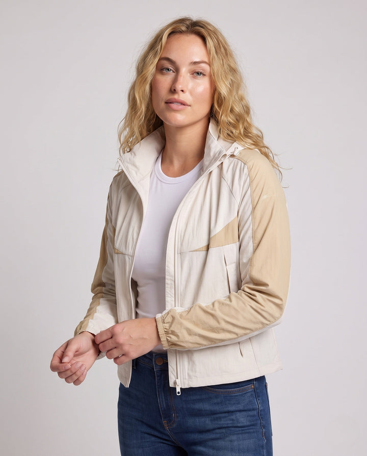 Dam funktionell vindjacka med innovative huva design
