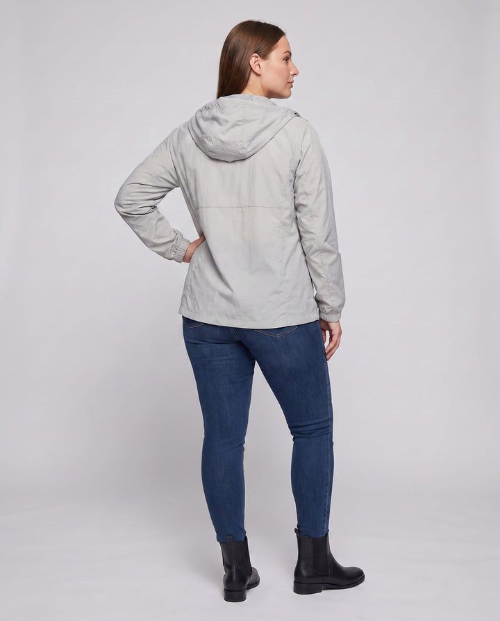 Dam lätt och andningsbar vindjacka med innovative huva design