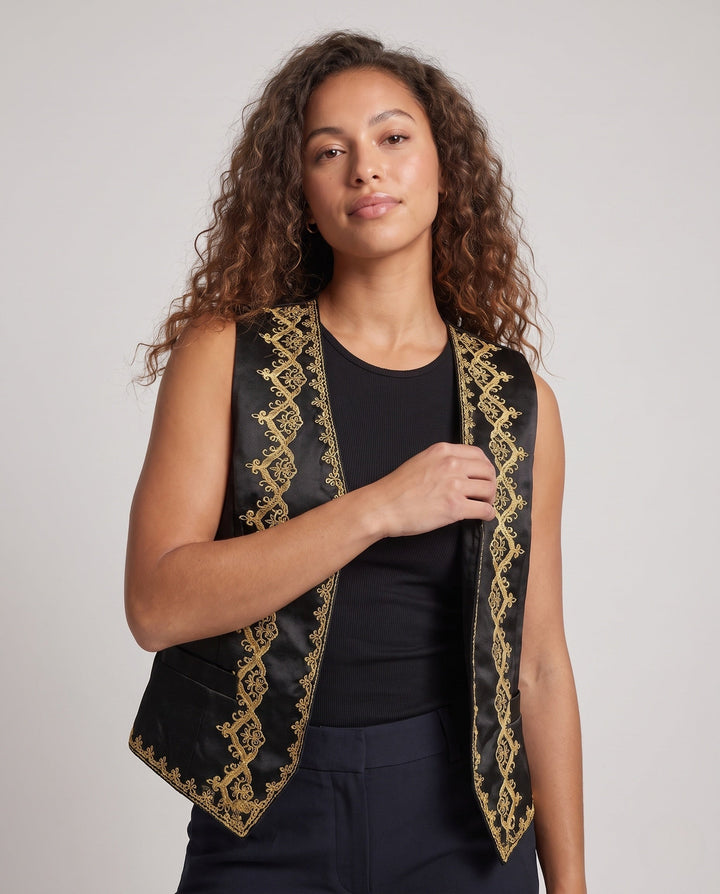 Dam elegant väst med intricate golden embellishments