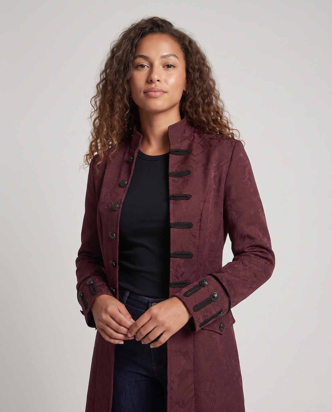 Dam elegant figursydd quiltad kappa med elaborate mönster