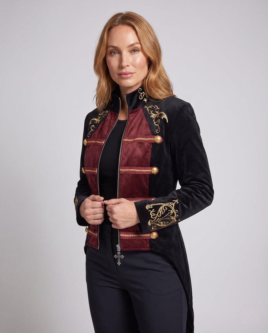 Dam med huva cape med dekorativ gold embellishments