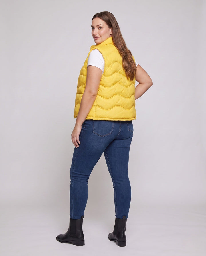 Dam ärmlös thermo kviltad väst med ergonomic wave quilting, hög krage och justerbar dragsko fåll