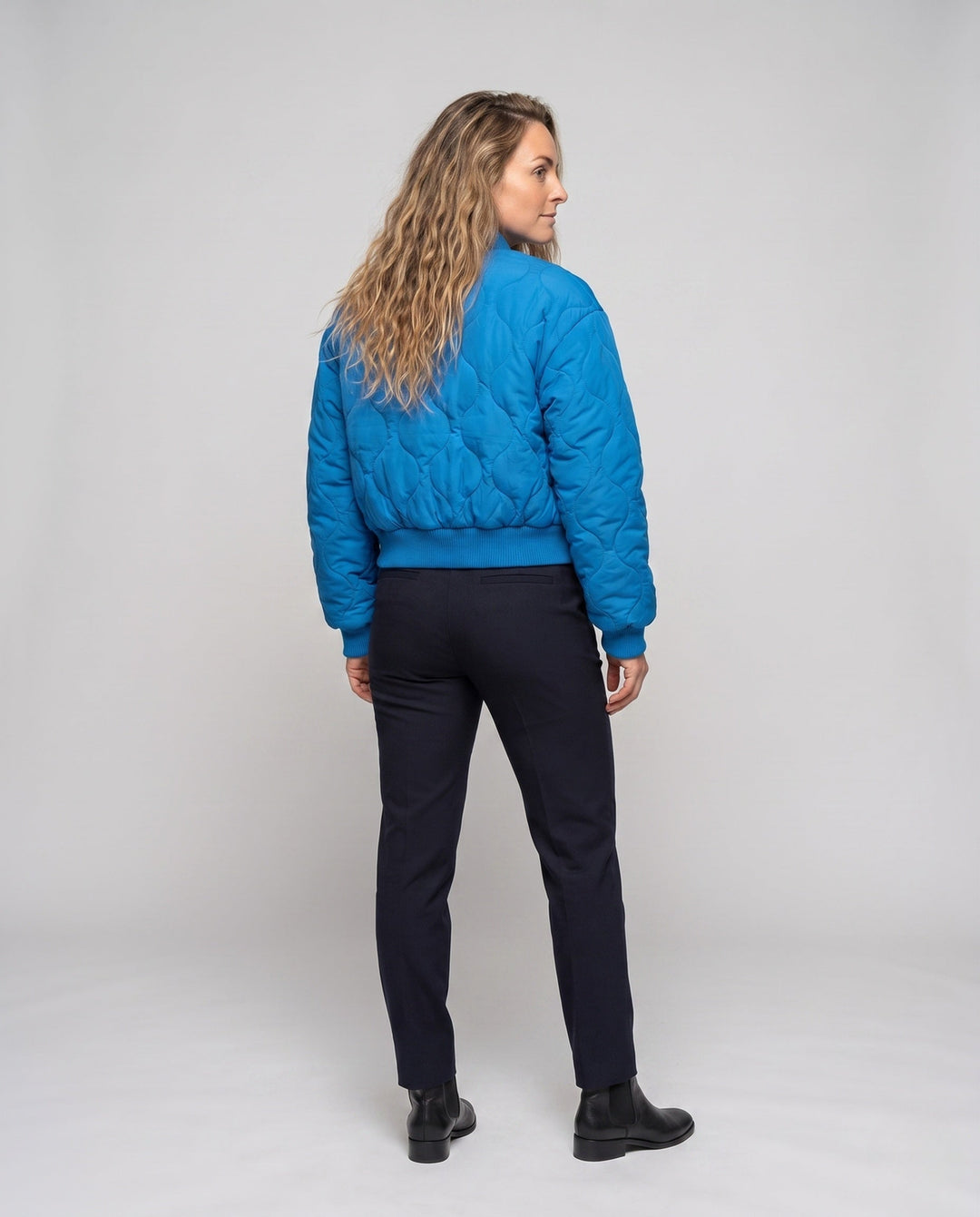 Dam Kort Quiltad Bomberjacka med Organic Circular Quiltad Mönster och Voluminous Ärmar