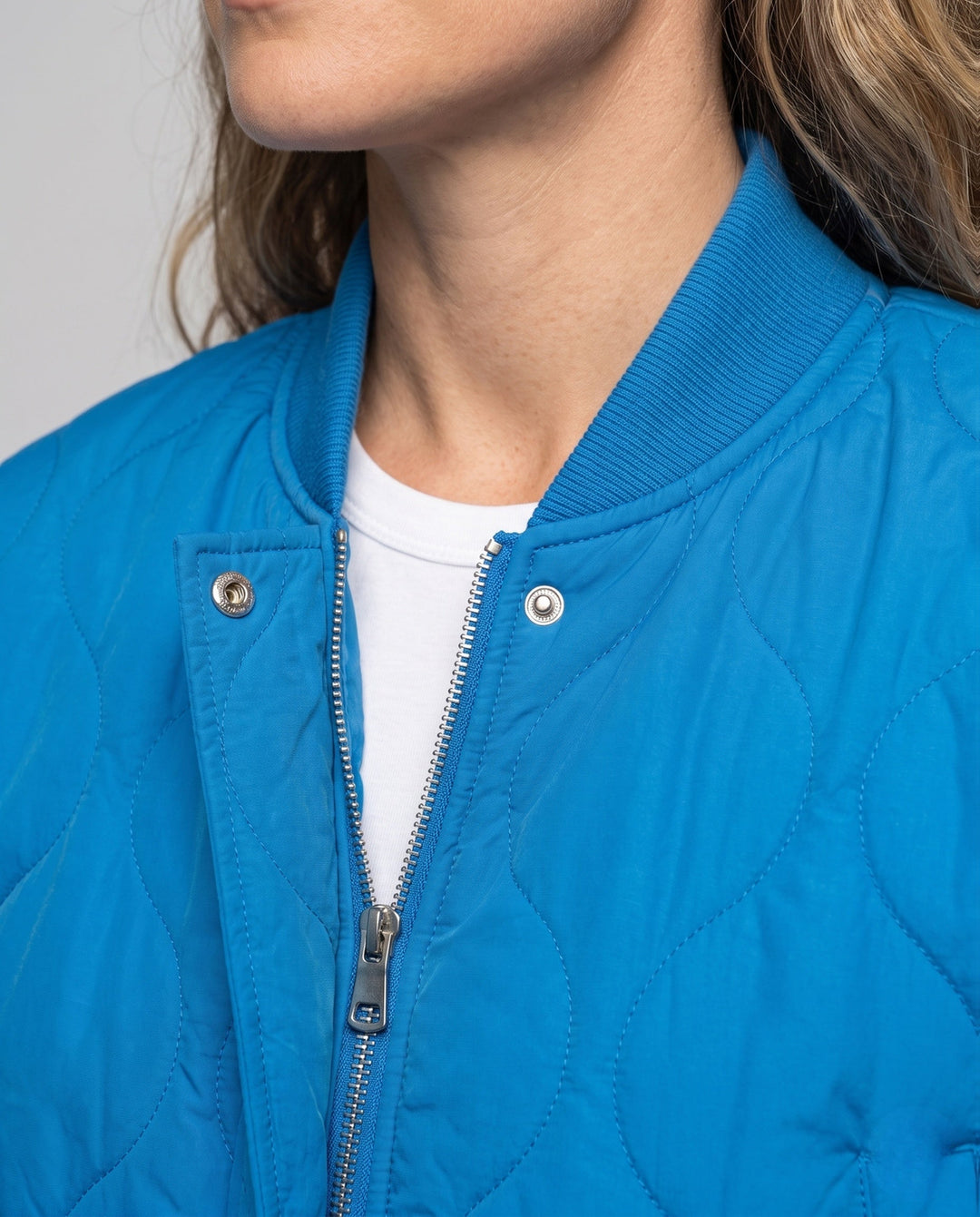 Dam Kort Quiltad Bomberjacka med Organic Circular Quiltad Mönster och Voluminous Ärmar