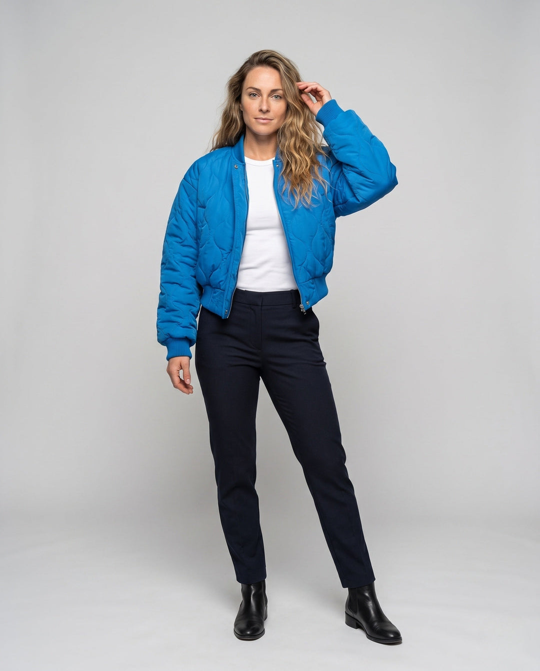Dam Kort Quiltad Bomberjacka med Organic Circular Quiltad Mönster och Voluminous Ärmar