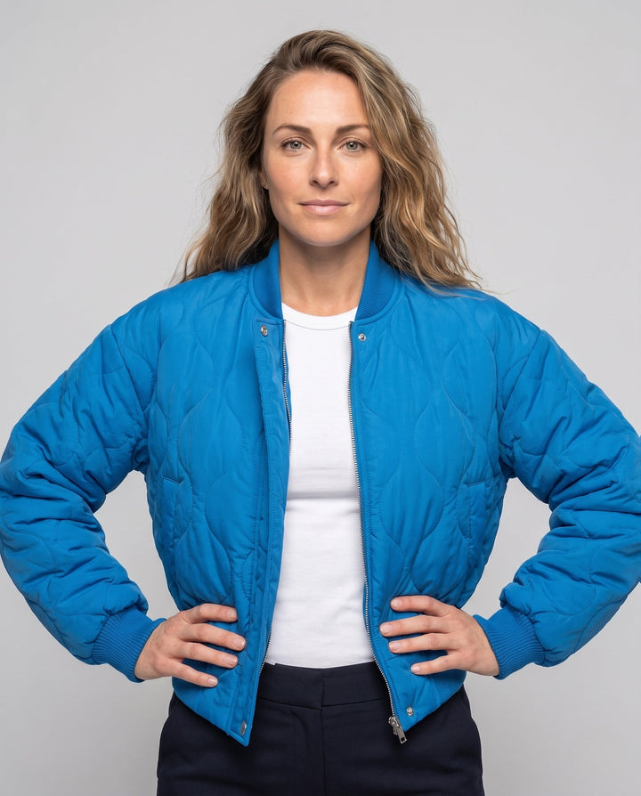 Dam Kort Quiltad Bomberjacka med Organic Circular Quiltad Mönster och Voluminous Ärmar