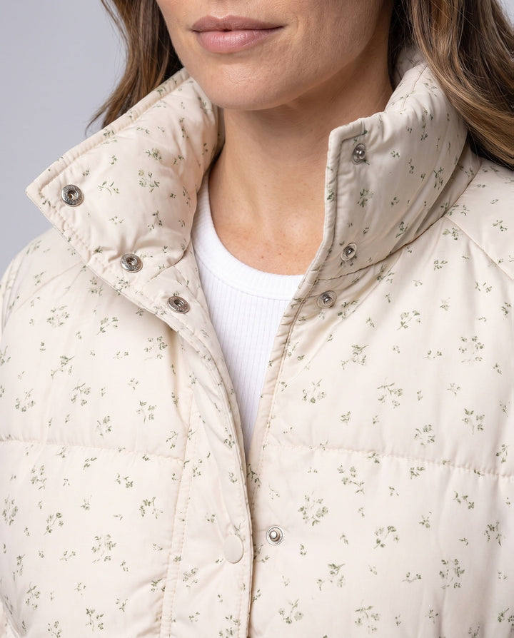 Dam kort skuren blommig kviltad pufferjacka med oversize silhuett, hög krage och dold dragkedja