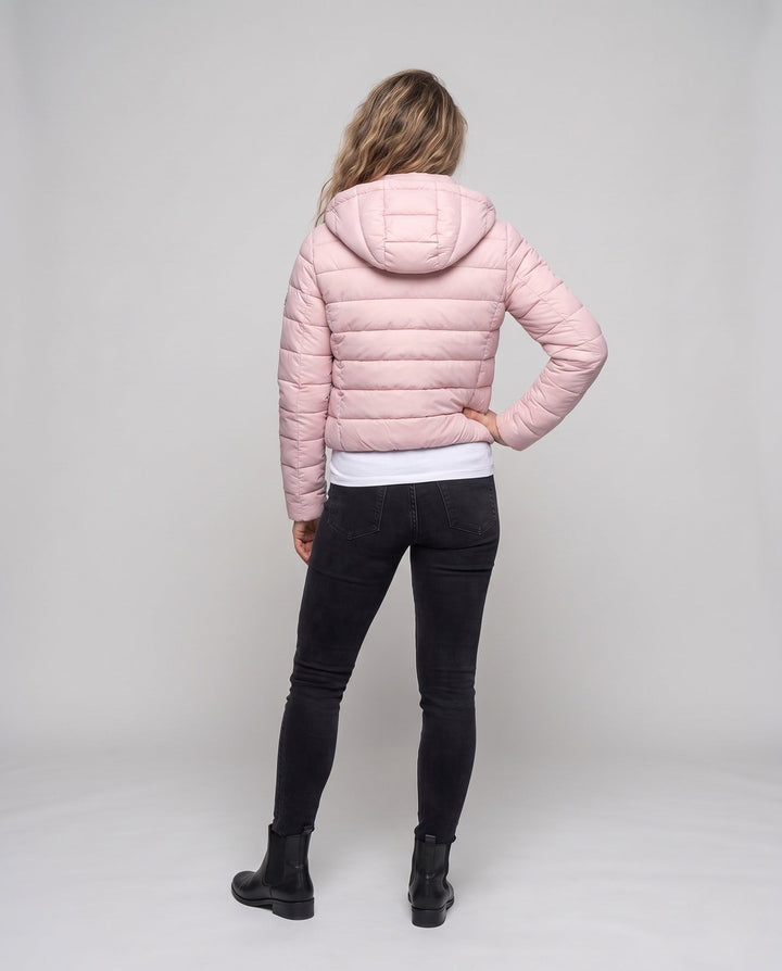 Dam kort skuren ultralätt vadderad jacka med huva, pack function, och värmeisolering