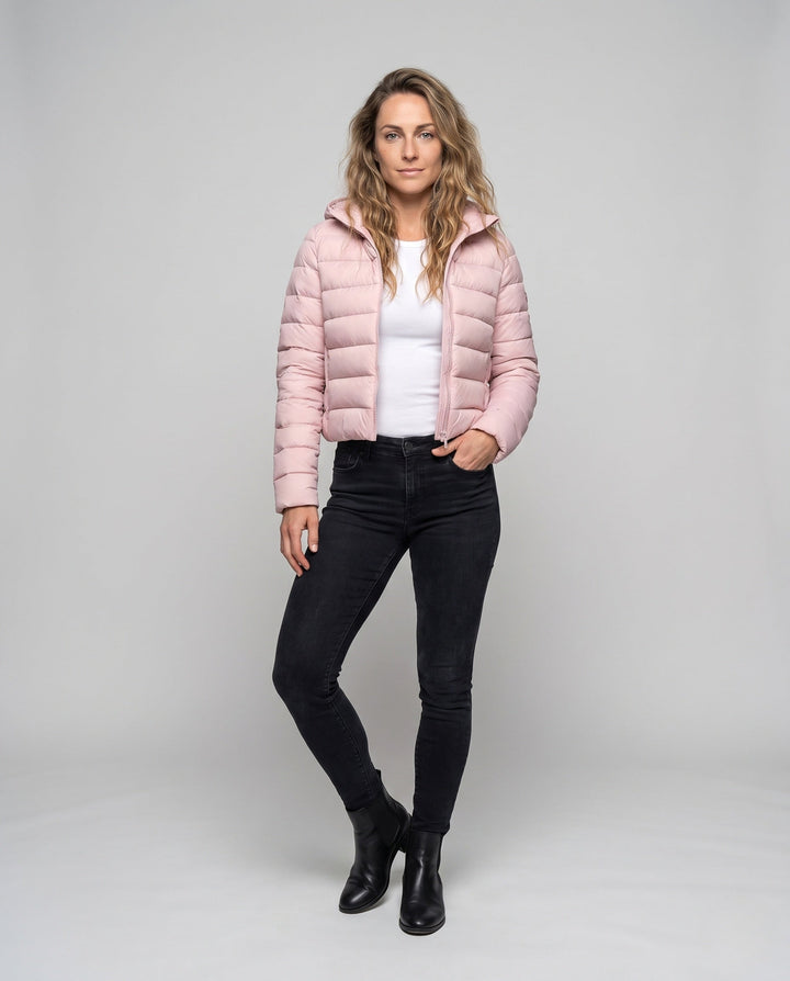 Dam kort skuren ultralätt vadderad jacka med huva, pack function, och värmeisolering